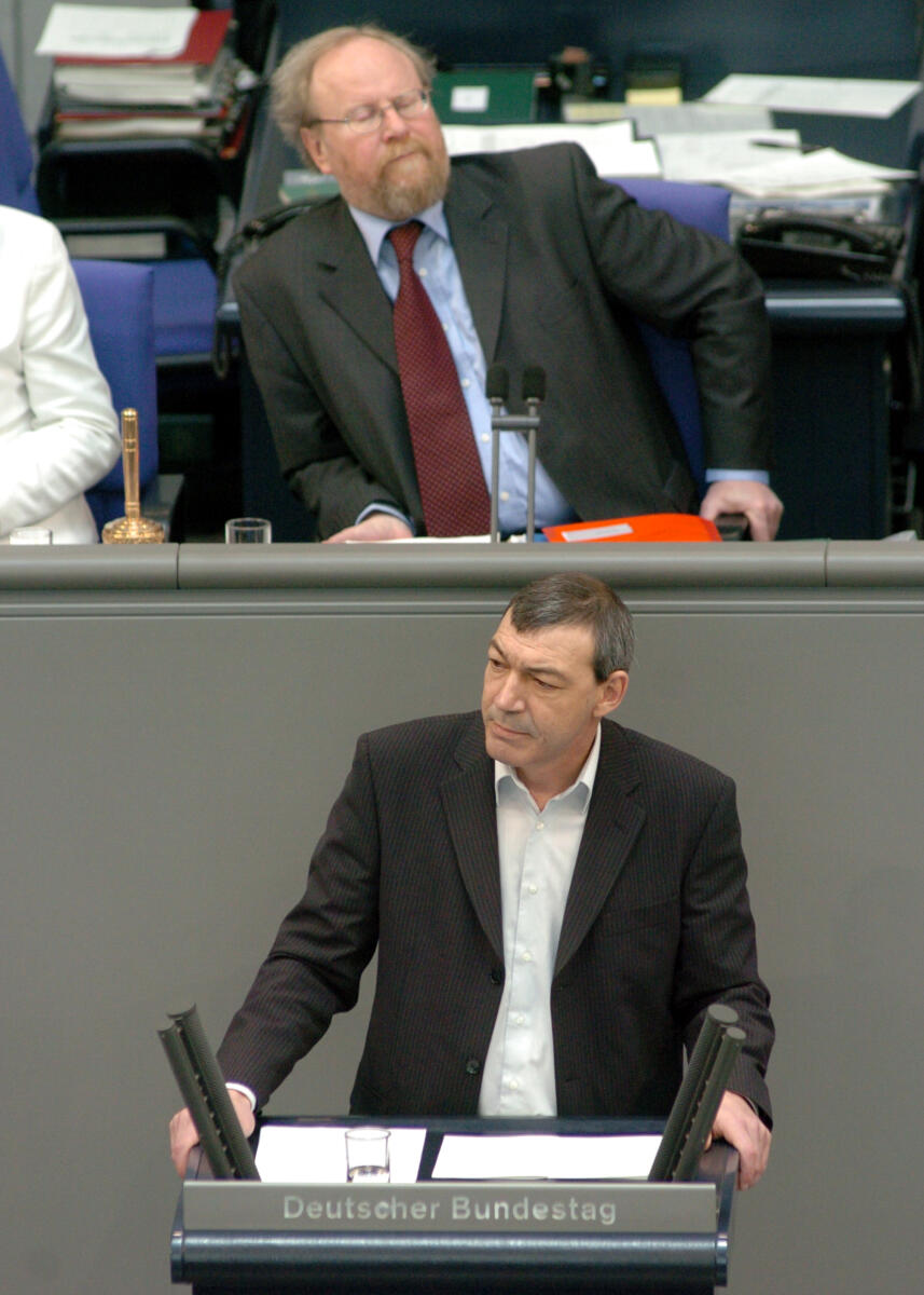 Anton Schaaf, MdB, SPD, Rede, Deutscher Bundestag, 32.Sitzung, TOP3, Thema: Rentenversicherung. Vorsitz: Bundestagsvizepräsident Wolfgang Thierse, SPD.
Rednerpult. Schaaf, Anton; Thierse, Wolfgang Anton Schaaf, MdB, SPD, Rede, Deutscher Bundestag, 32.Sitzung, TOP3, Thema: Rentenversicherung. Vorsitz: Bundestagsvizepräsident Wolfgang Thierse, SPD.
Rednerpult.