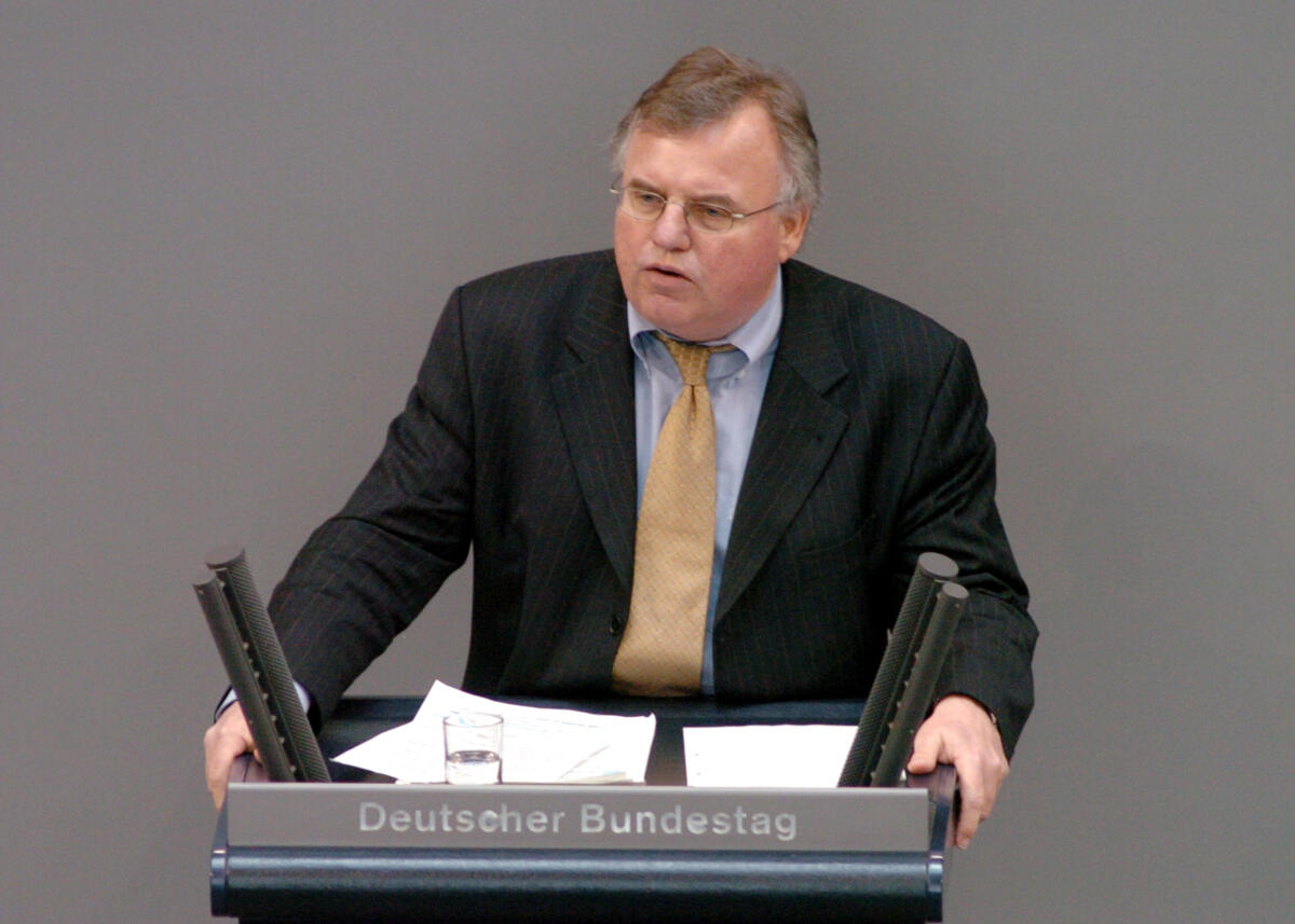 Weiß, Gerald Gerald Weiß, MdB, CDU/CSU, Rede, Deutscher Bundestag, 32.Sitzung, TOP4, Thema: Hartz IV.

Rednerpult.