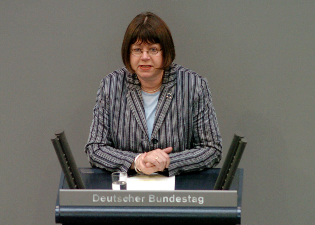 Behm, Cornelia Cornelia Behm, MdB, Bündnis 90/Die Grünen, Rede, Deutscher Bundestag, 29.Sitzung, TOP1, Epl 10, Thema: Haushaltsgesetz 2006, Ernährung, Landwirtschaft und Verbraucherschutz.

Rednerpult.