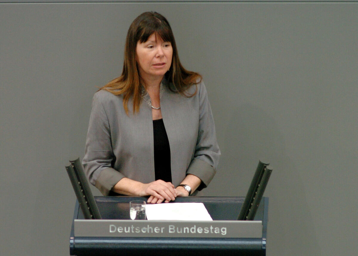 Höfken, Ulrike Ulrike Höfken, MdB, Bündnis 90/Die Grünen, Rede, Deutscher Bundestag, 29.Sitzung, TOP1, Epl 10, Thema: Haushaltsgesetz 2006, Ernährung, Landwirtschaft und Verbraucherschutz.; Rednerpult.