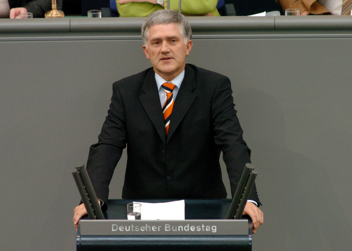 Schirmbeck, Georg Georg Schirmbeck, MdB, CDU/CSU, Rede, Deutscher Bundestag, 29.Sitzung, TOP1, Epl 10, Thema: Haushaltsgesetz 2006, Ernährung, Landwirtschaft und Verbraucherschutz.

Rednerpult.