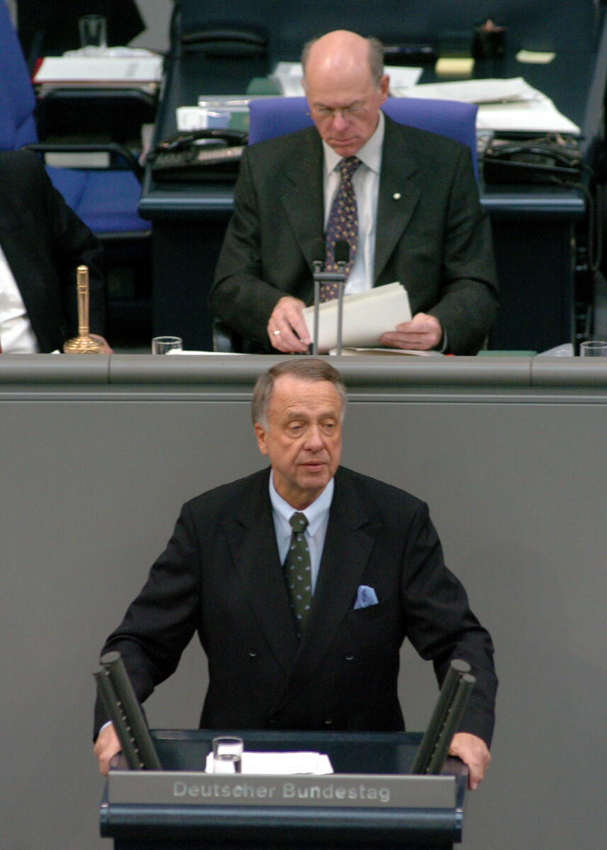 Neumann, Bernd; Lammert, Norbert Bernd Neumann, St. Min., CDU/CSU, Rede, Deutscher Bundestag, 28.Sitzung, TOP1, Epl 04, Thema: Haushaltsgesetz 2006, Bundeskanzleramt. Vorsitz: Bundestagspräsident Dr. Norbert Lammert, CDU/CSU.; Rednerpult.