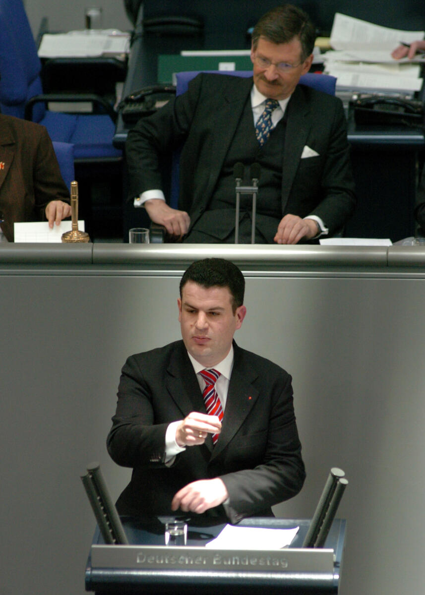 Heil, Hubertus; Solms, Hermann Otto Hubertus Heil, MdB, SPD, Rede, Deutscher Bundestag, 28.Sitzung, TOP1, Epl 04, Thema: Haushaltsgesetz 2006, Bundeskanzleramt. Vorsitz: Bundestagsvizepräsident Dr. Hermann Otto Solms, FDP.

Rednerpult.