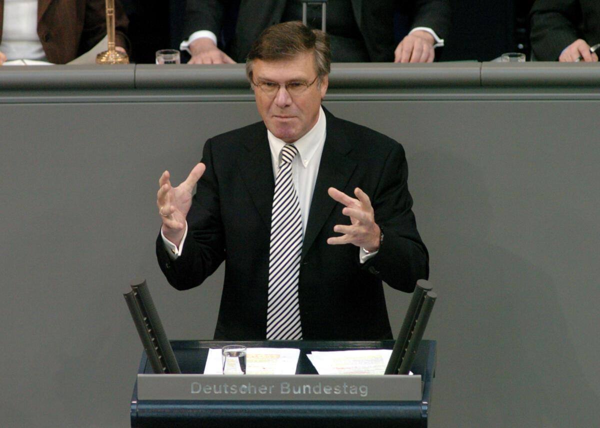 Dr. Wolfgang Gerhardt, MdB, FDP, Rede, Deutscher Bundestag, 28.Sitzung, TOP1, Epl 04, Thema: Haushaltsgesetz 2006, Bundeskanzleramt.
Rednerpult. Gerhardt, Wolfgang Dr. Wolfgang Gerhardt, MdB, FDP, Rede, Deutscher Bundestag, 28.Sitzung, TOP1, Epl 04, Thema: Haushaltsgesetz 2006, Bundeskanzleramt.
Rednerpult.
