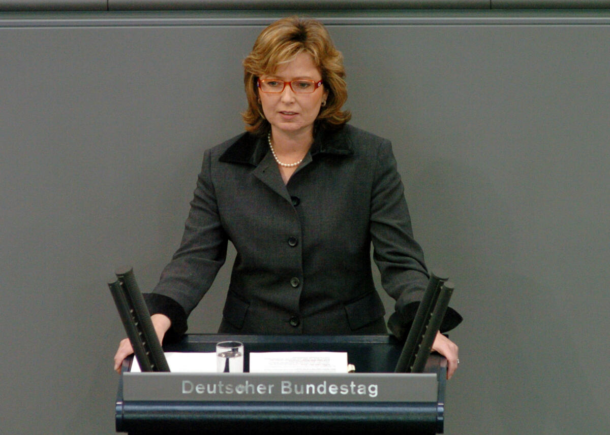Hinz, Petra Petra Hinz, MdB, SPD, Rede, Deutscher Bundestag, 27.Sitzung, TOP1, Epl 16, Thema: Haushaltsgesetz 2006, Umwelt, Naturschutz und Reaktorsicherheit. 

Rednerpult