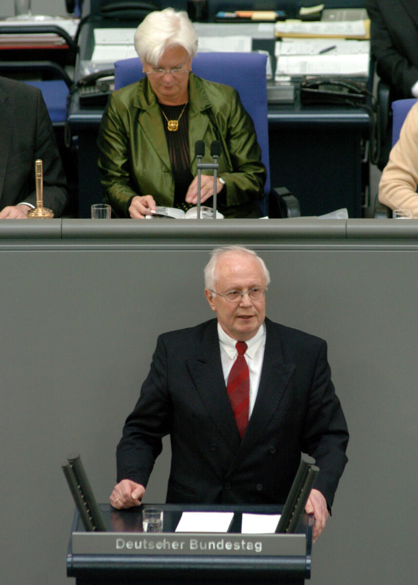 Hasselfeldt, Gerda; Hagemann, Klaus Klaus Hagemann, MdB, SPD, Rede, Deutscher Bundestag, 27.Sitzung, TOP1, Epl 30, Thema: Haushaltsgesetz 2006, Bildung und Forschung. Vorsitz: Bundestagsvizepräsidentin Gerda Hasselfeldt, CDU/CSU.

Rednerpult