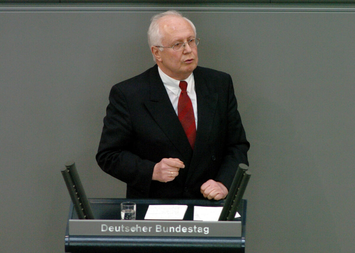 Hagemann, Klaus Klaus Hagemann, MdB, SPD, Rede, Deutscher Bundestag, 27.Sitzung, TOP1, Epl 30, Thema: Haushaltsgesetz 2006, Bildung und Forschung. 

Rednerpult