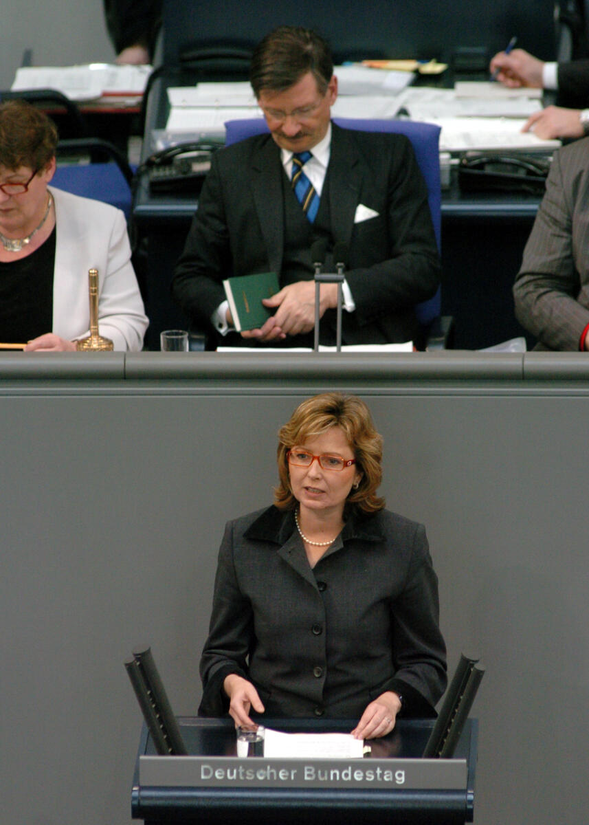 Hinz, Petra; Solms, Hermann Otto Petra Hinz, MdB, SPD, Rede, Deutscher Bundestag, 27.Sitzung, TOP1, Epl 16, Thema: Haushaltsgesetz 2006, Umwelt, Naturschutz und Reaktorsicherheit. Vorsitz: Bundestagsvizepräsident Dr. Hermann Otto Solms, FDP.

Rednerpult