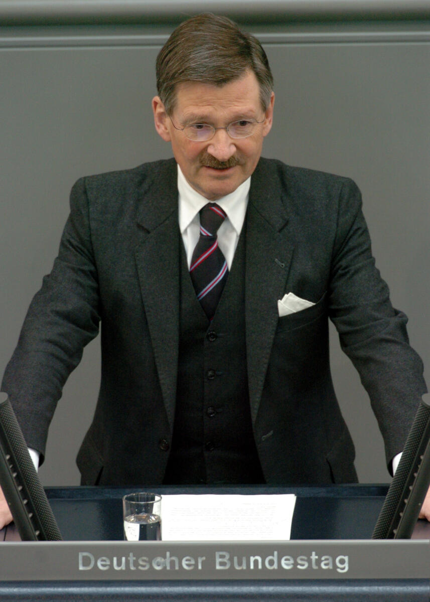 Solms, Hermann Otto Dr. Hermann Otto Solms, MdB, FDP, Rede, Deutscher Bundestag, 25.Sitzung, TOP4, Thema: Reform der direkten Steuern, Redner 1

Rednerpult