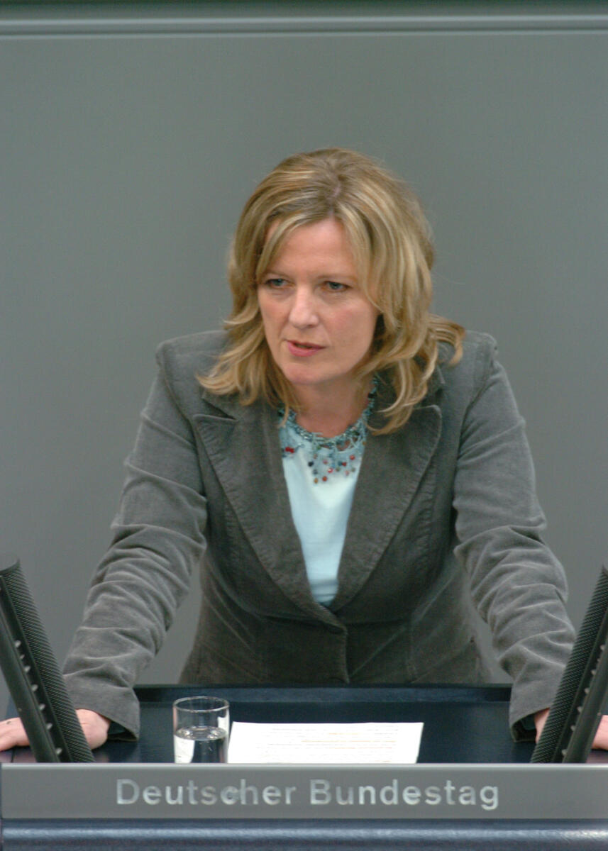 Scheel, Christine Christine Scheel, MdB, Bündnis 90/Die Grünen, Rede, Deutscher Bundestag, 25.Sitzung, TOP4, Thema: Reform der direkten Steuern, Redner 5

Rednerpult