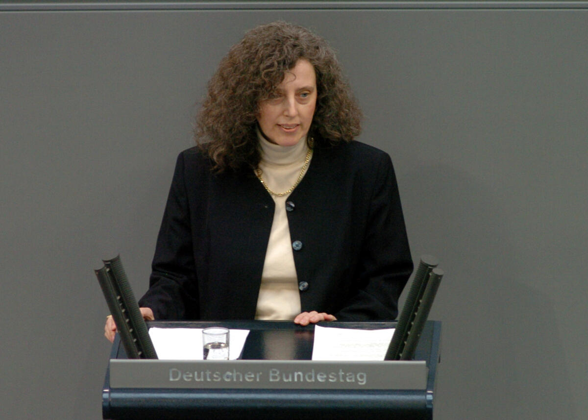 Möller, Kornelia Kornelia Möller, MdB, DIE LINKE., Rede, Deutscher Bundestag, 25.Sitzung, TOP3, Thema: Förderung ganzjähriger Beschäftigung.; Rednerpult