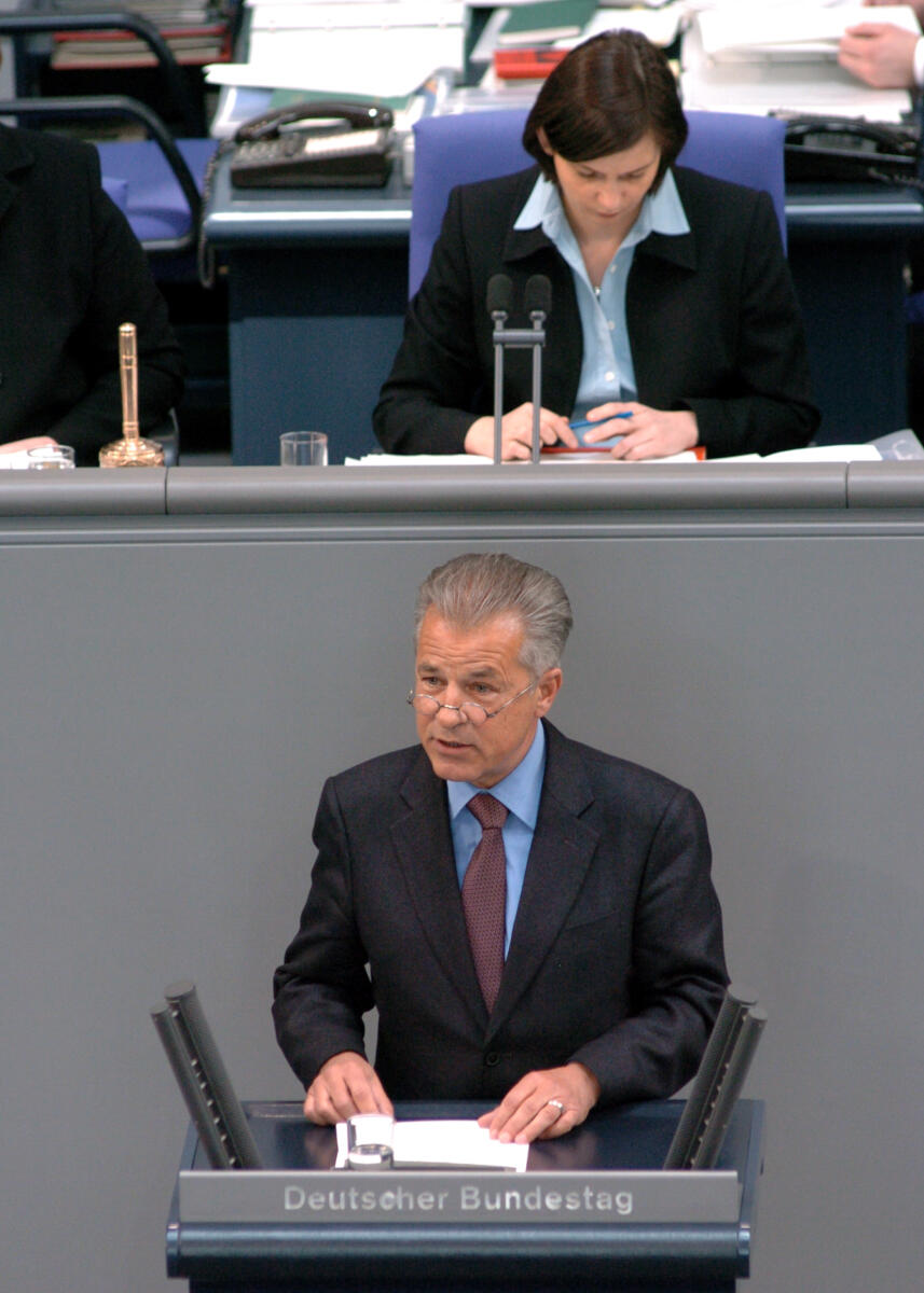 Rzepka, Peter; Göring-Eckardt, Katrin Peter Rzepka, MdB, CDU/CSU, Rede, Deutscher Bundestag, 25.Sitzung, TOP4, Thema: Reform der direkten Steuern. Vorsitz: Bundestagsvizepräsidentin Katrin Göring-Eckardt, Bündnis 90/Die Grünen.

Rednerpult