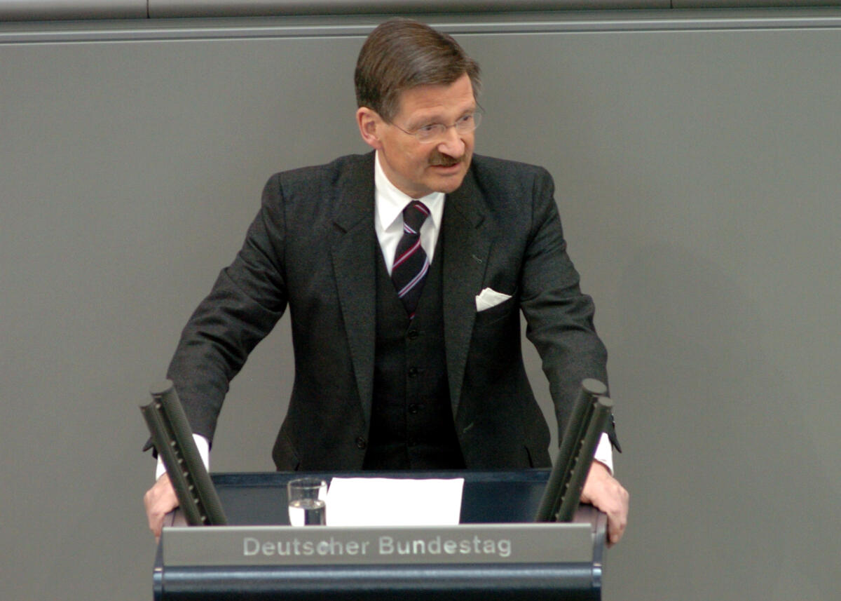 Solms, Hermann Otto Dr. Hermann Otto Solms, MdB, FDP, Rede, Deutscher Bundestag, 25.Sitzung, TOP4, Thema: Reform der direkten Steuern.

Rednerpult