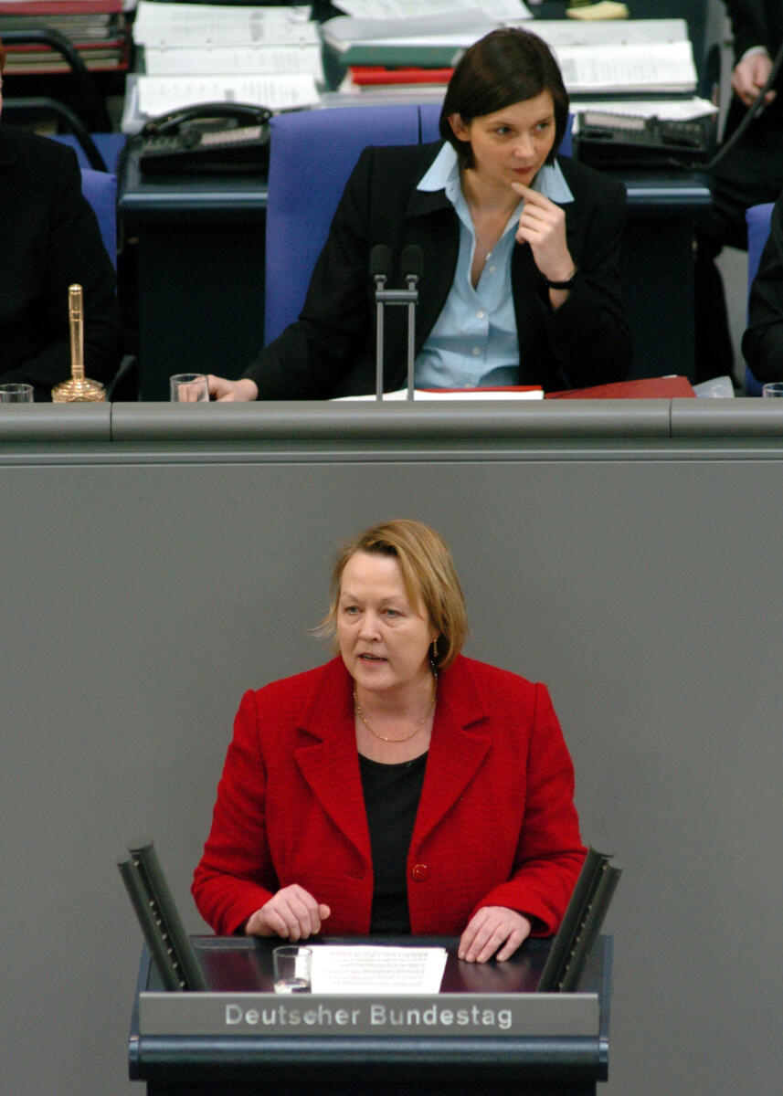 Silke Stokar von Neuforn, MdB, Bündnis 90/Die Grünen, Rede, Deutscher Bundestag, 25.Sitzung, ZP, Thema: Akt. Std., DIE LINKE, Tarifstreit im öffentlichen Dienst. Vorsitz: Bundestagsvizepräsidentin Katrin Göring-Eckardt, Bündnis 90/Die Grünen.; Rednerpult Stokar von Neuforn, Silke; Göring-Eckardt, Katrin Silke Stokar von Neuforn, MdB, Bündnis 90/Die Grünen, Rede, Deutscher Bundestag, 25.Sitzung, ZP, Thema: Akt. Std., DIE LINKE, Tarifstreit im öffentlichen Dienst. Vorsitz: Bundestagsvizepräsidentin Katrin Göring-Eckardt, Bündnis 90/Die Grünen.; Rednerpult