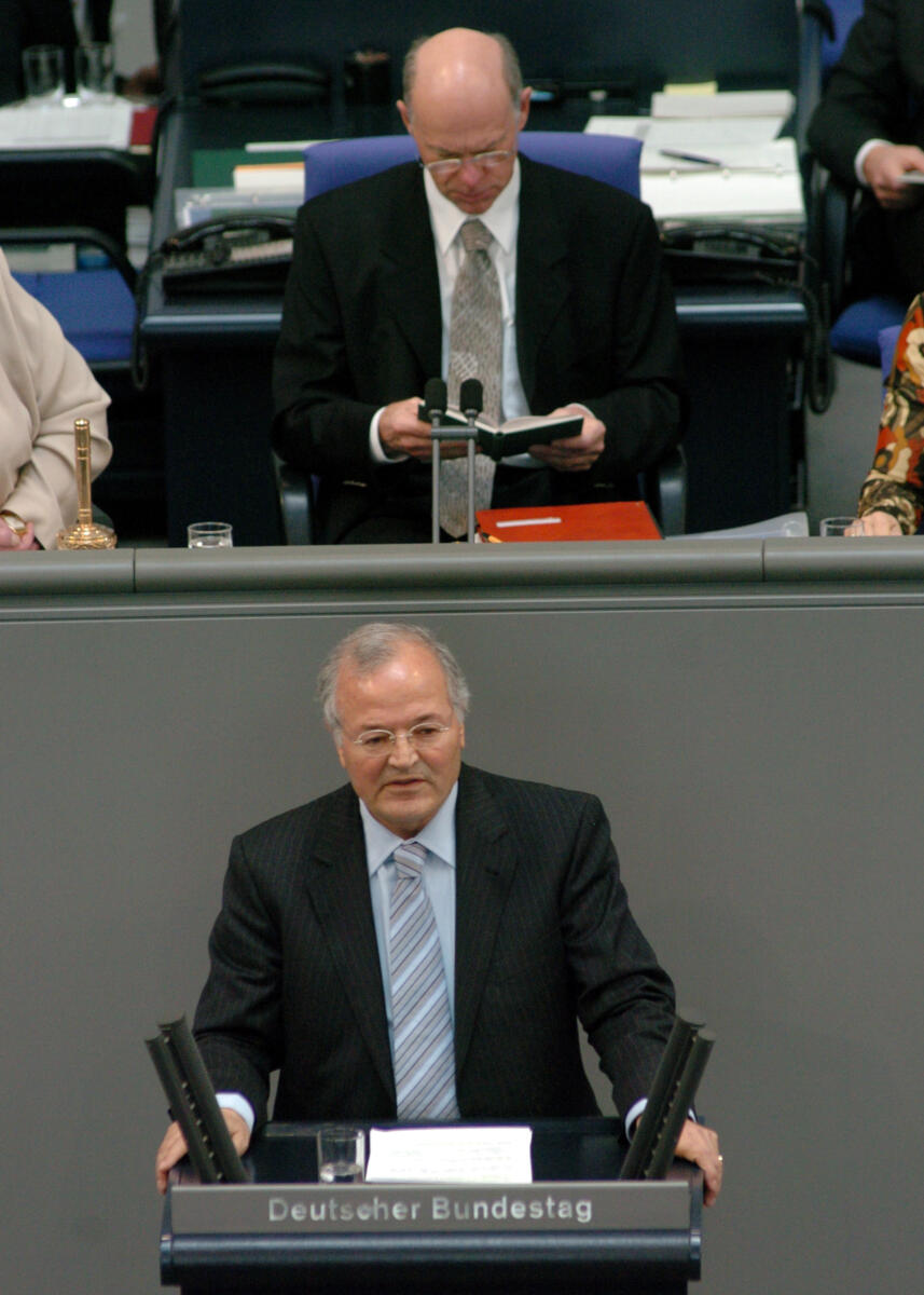 Keskin, Hakki; Lammert, Norbert Dr. Hakki Keskin, MdB, DIE LINKE., Rede, Deutscher Bundestag, TOP18, Thema: Europäischer Rat in Brüssel am 23./24.März 2006. Vorsitz: Bundestagspräsident Dr. Norbert Lammert, CDU/CSU.; Rednerpult.