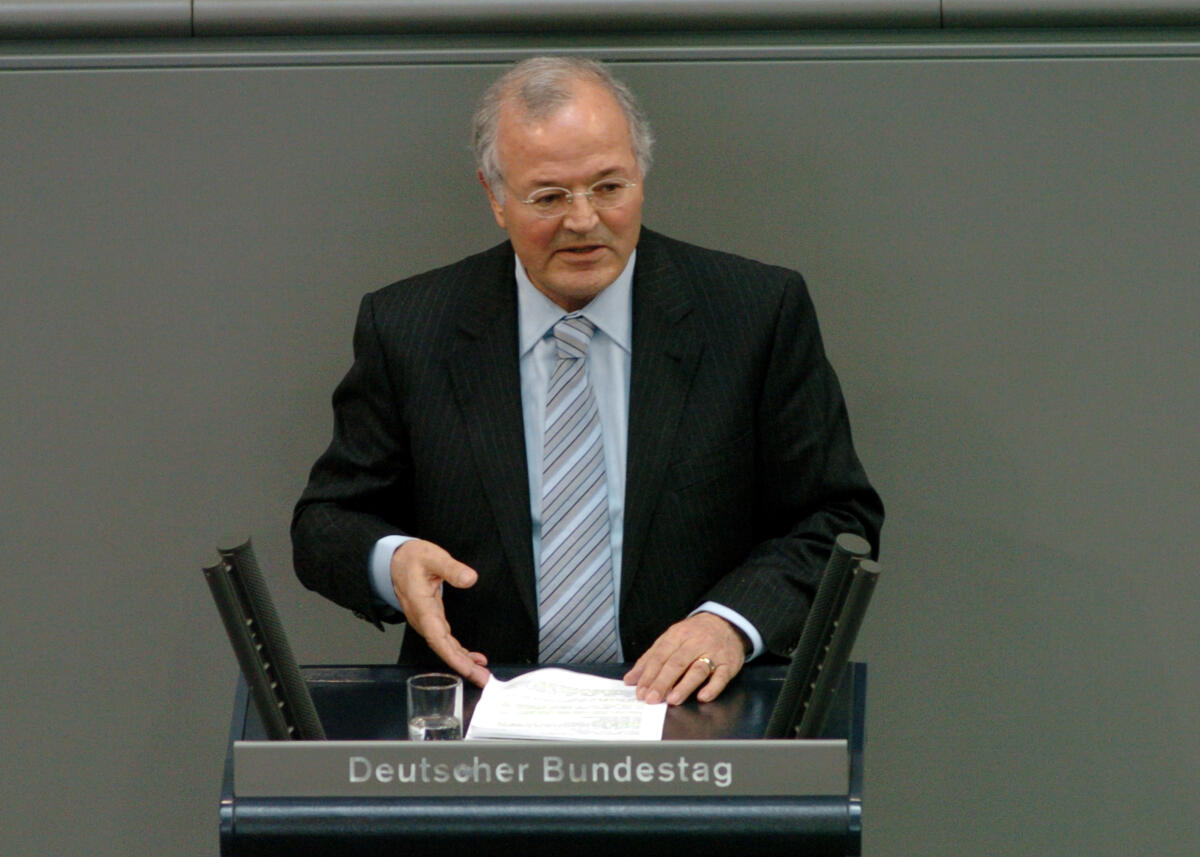 Dr. Hakki Keskin, MdB, DIE LINKE., Rede, Deutscher Bundestag, TOP18, Thema: Europäischer Rat in Brüssel am 23./24.März 2006.; Rednerpult. Keskin, Hakki Dr. Hakki Keskin, MdB, DIE LINKE., Rede, Deutscher Bundestag, TOP18, Thema: Europäischer Rat in Brüssel am 23./24.März 2006.; Rednerpult.