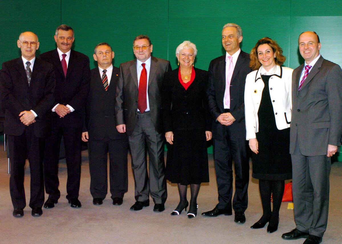 Seks, Vladimir; Hasselfeldt, Gerda; Ramsauer, Peter; Koschyk, Hartmut; Cvjetkovic, Vesna Kurelec Der Präsident des Kroatischen Sabor, Vladimir Seks, (4.v.li.), trifft Mitglieder der CSU-Landesgruppe des Deutschen Bundestages. Bundestagsvizepräsidentin Gerda Hasselfeldt, (4.v.re.), CDU/CSU, Dr. Peter Ramsauer, (3.v.re.), CDU/CSU, Hartmut Koschyk, (re.), CDU/CSU, Faru Dr. Vesna Cvjetkovic Kurelec, (2.v.li.), Botschafterin der Republik Kroatien in der Bundesrepublik Deutschland. Links Mitglieder der kroatischen Delegation.