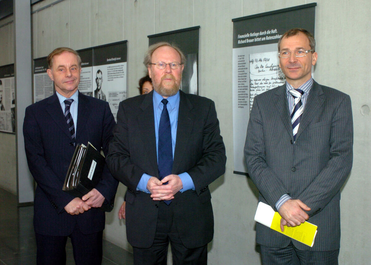 Beck, Volker; Thierse, Wolfgang; Essen, Jörg van Bundestagsvizepräsident Wolfgang Thierse, SPD, eröffnet eine Ausstellung über die Verfolgung der Homosexuellen in der NS-Zeit. Hier mit Jörg van Essen, MdB, FDP, (li.), Volker Beck, MdB, Bündnis 90/Die Grünen, (re.).
