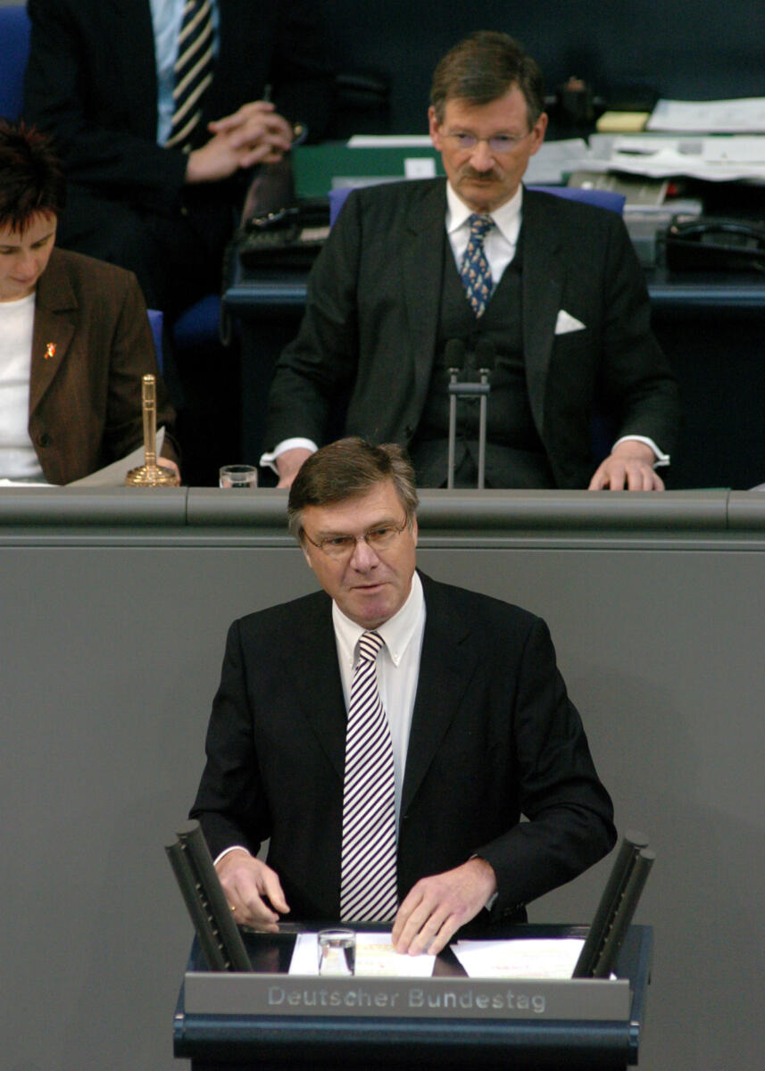 Dr. Wolfgang Gerhardt, MdB, FDP, Rede, Deutscher Bundestag, 28.Sitzung, TOP1, Epl 04, Thema: Haushaltsgesetz 2006, Bundeskanzleramt. Vorsitz: Bundestagsvizepräsident Dr. Hermann Otto Solms, FDP.
Rednerpult. Gerhardt, Wolfgang; Solms, Hermann Otto Dr. Wolfgang Gerhardt, MdB, FDP, Rede, Deutscher Bundestag, 28.Sitzung, TOP1, Epl 04, Thema: Haushaltsgesetz 2006, Bundeskanzleramt. Vorsitz: Bundestagsvizepräsident Dr. Hermann Otto Solms, FDP.
Rednerpult.