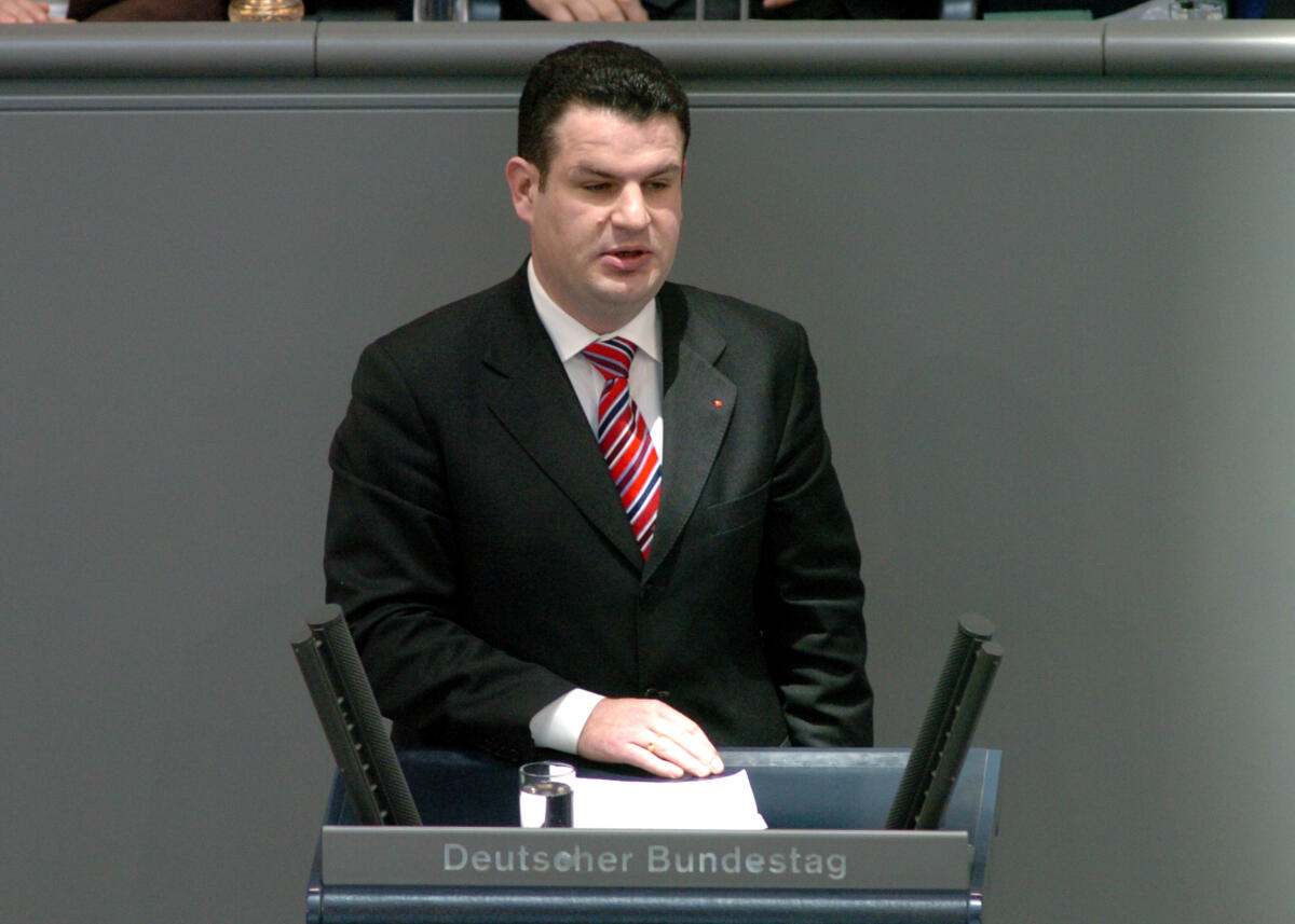 Heil, Hubertus Hubertus Heil, MdB, SPD, Rede, Deutscher Bundestag, 28.Sitzung, TOP1, Epl 04, Thema: Haushaltsgesetz 2006, Bundeskanzleramt.

Rednerpult.