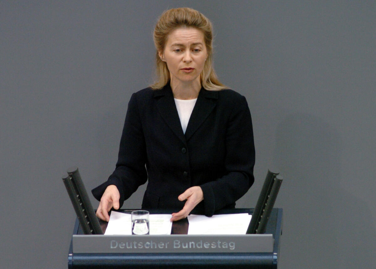 Leyen, Ursula von der Dr. Ursula von der Leyen, BMin., CDU/CSU, Rede, Deutscher Bundestag, 22.Sitzung, Thema: Kinder- und Jugendbericht; Rednerpult