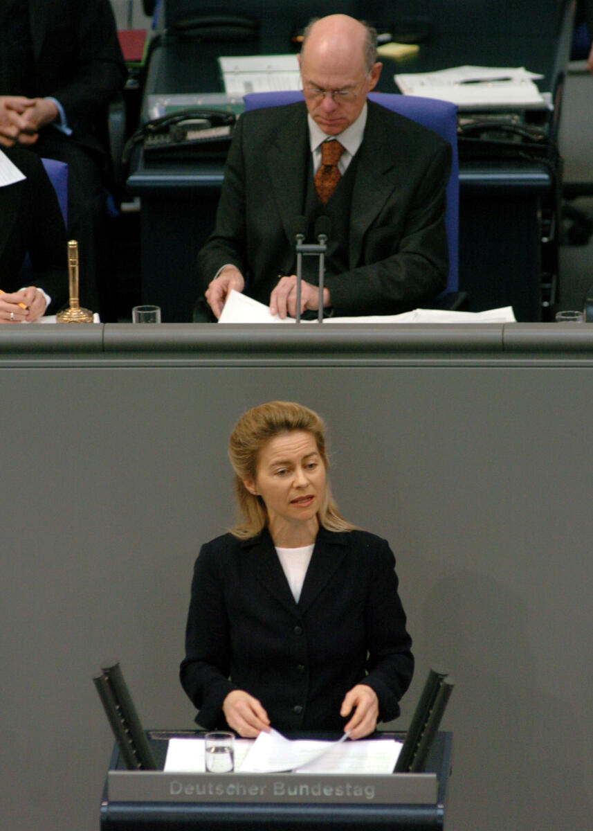 Leyen, Ursula von der; Lammert, Norbert Dr. Ursula von der Leyen, BMin., CDU/CSU, Rede, Deutscher Bundestag, 22.Sitzung, Thema: Kinder- und Jugendbericht. Vorsitz: Bundestagspräsident Dr. Norbert Lammert, CDU/CSU.; Rednerpult