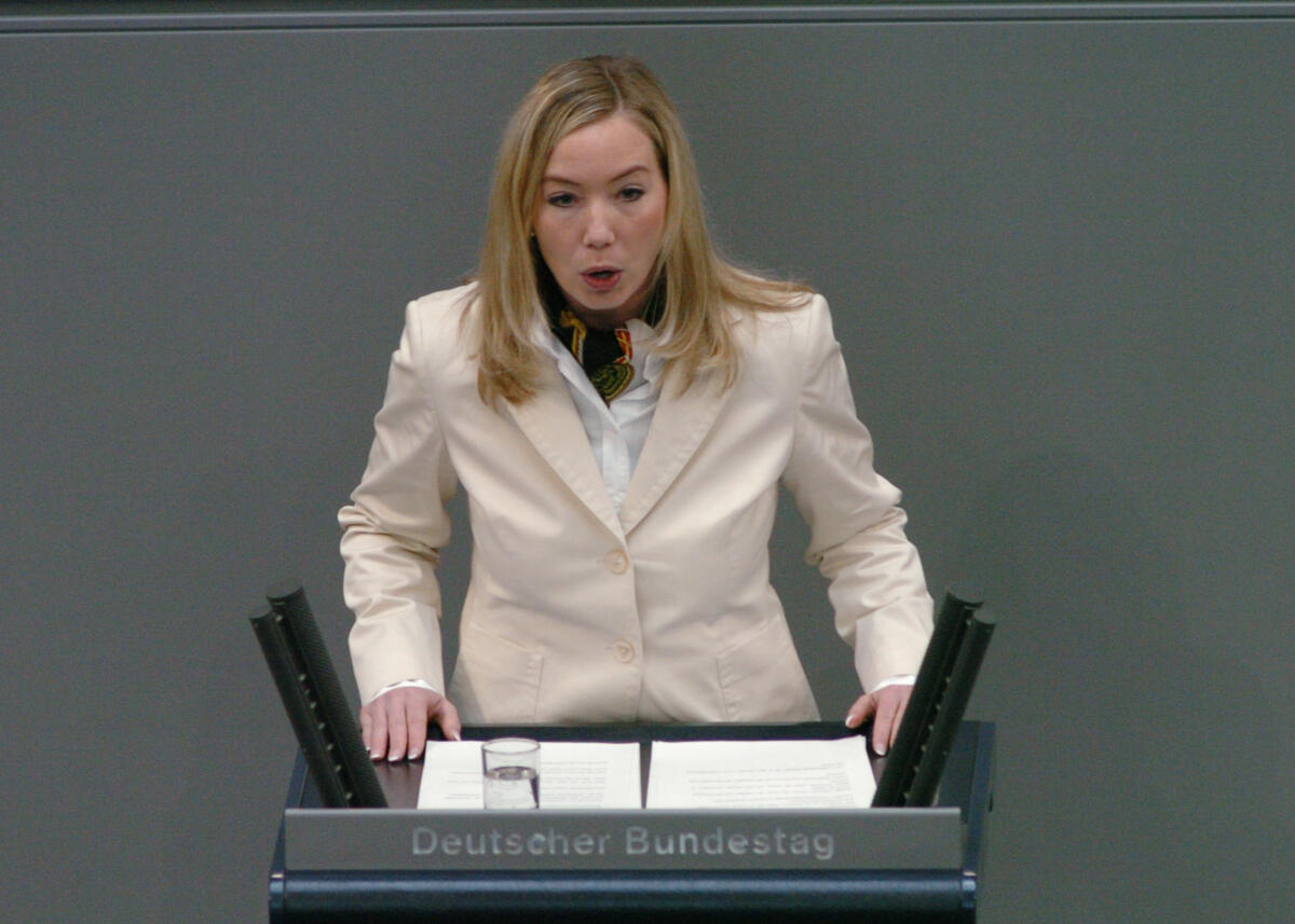 Gruß, Miriam Miriam Gruß, MdB, FDP, Rede, Deutscher Bundestag, 22.Sitzung, TOP3, Thema: Kinder- und Jugendbericht.

Rednerpult