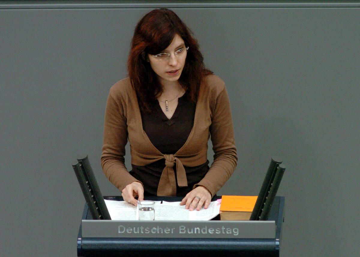 Diana Golze, MdB, DIE LINKE., Rede, Deutscher Bundestag, 22.Sitzung, TOP3, Thema: Kinder- und Jugendbericht.; Rednerpult Golze, Diana Diana Golze, MdB, DIE LINKE., Rede, Deutscher Bundestag, 22.Sitzung, TOP3, Thema: Kinder- und Jugendbericht.; Rednerpult