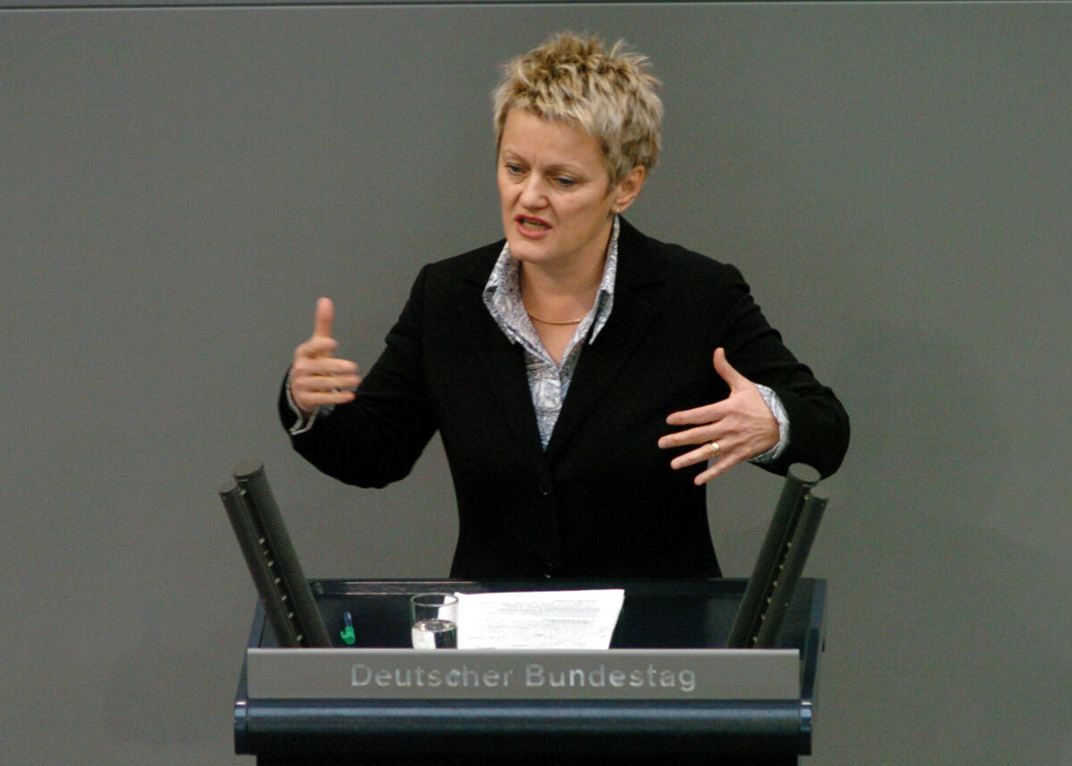 Künast, Renate Renate Künast, MdB, Bündnis 90/Die Grünen, Rede, Deutscher Bundestag, 22.Sitzung, TOP3, Thema: Kinder- und Jugendbericht.

Rednerpult