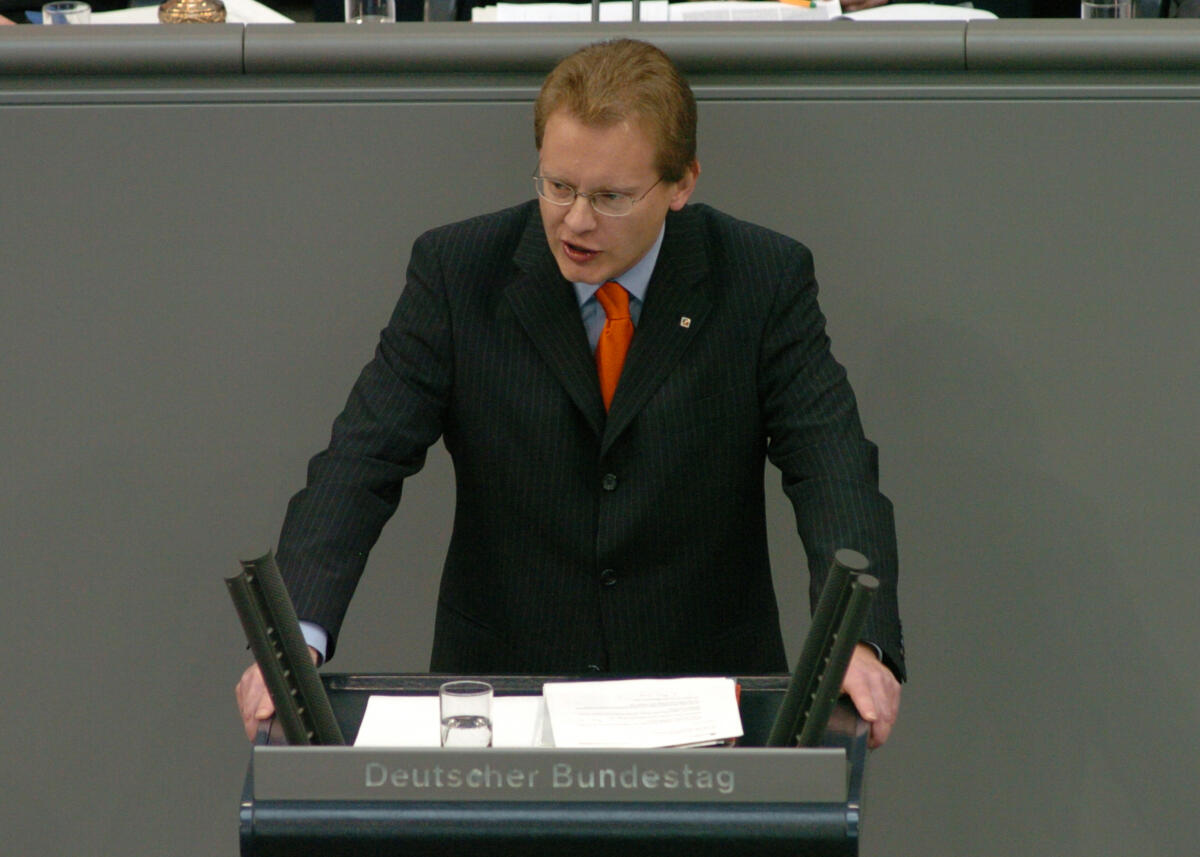 Thomas Dörflinger, MdB, CDU/CSU, Rede, Deutscher Bundestag, 22.Sitzung, TOP3, Thema: Kinder- und Jugendbericht.
Rednerpult Dörflinger, Thomas Thomas Dörflinger, MdB, CDU/CSU, Rede, Deutscher Bundestag, 22.Sitzung, TOP3, Thema: Kinder- und Jugendbericht.
Rednerpult