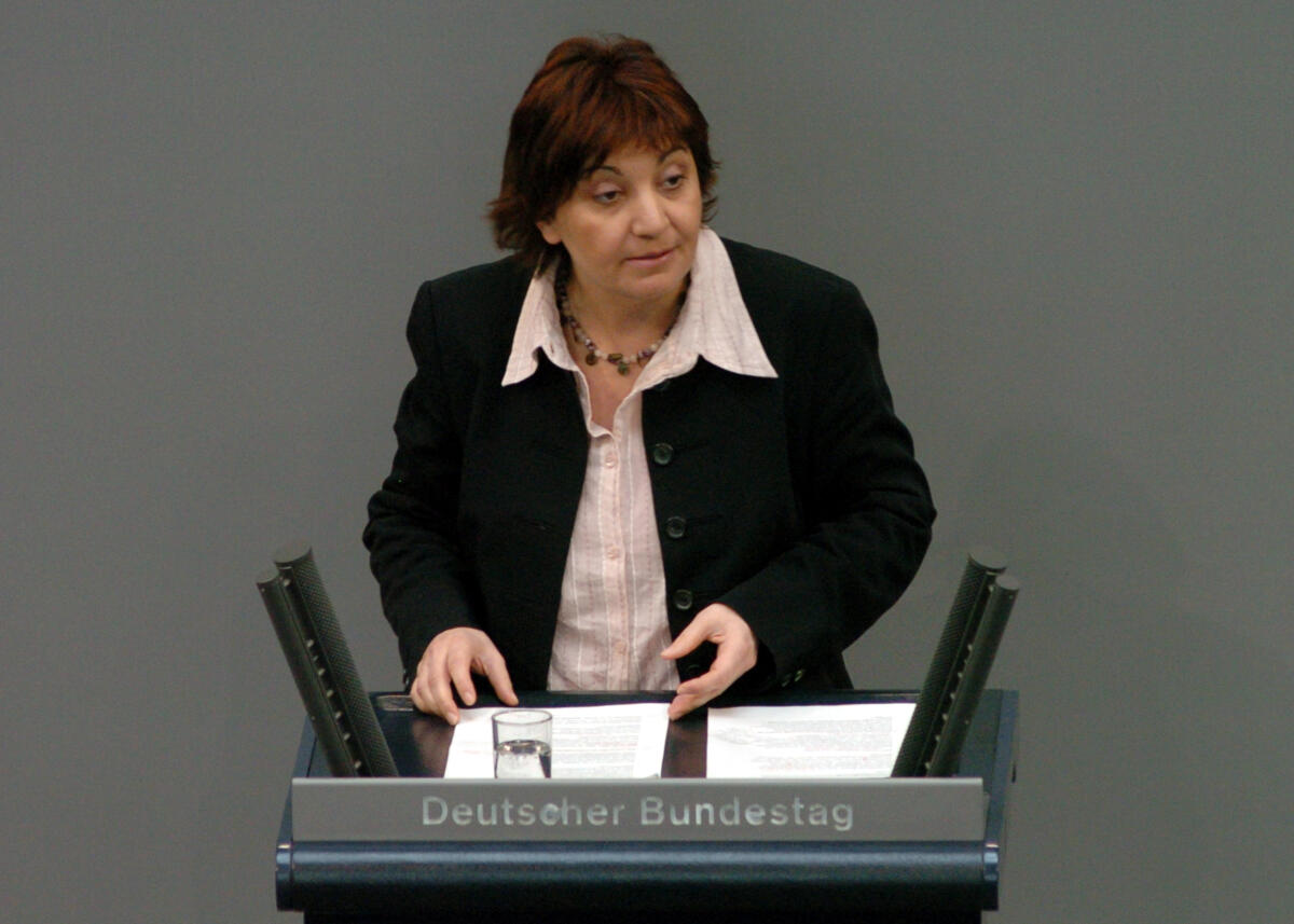 Deligöz, Ekin Ekin Deligöz, MdB, Bündnis 90/Die Grünen, Rede, Deutscher Bundestag, 22.Sitzung, TOP3, Thema: Kinder- und Jugendbericht.

Rednerpult