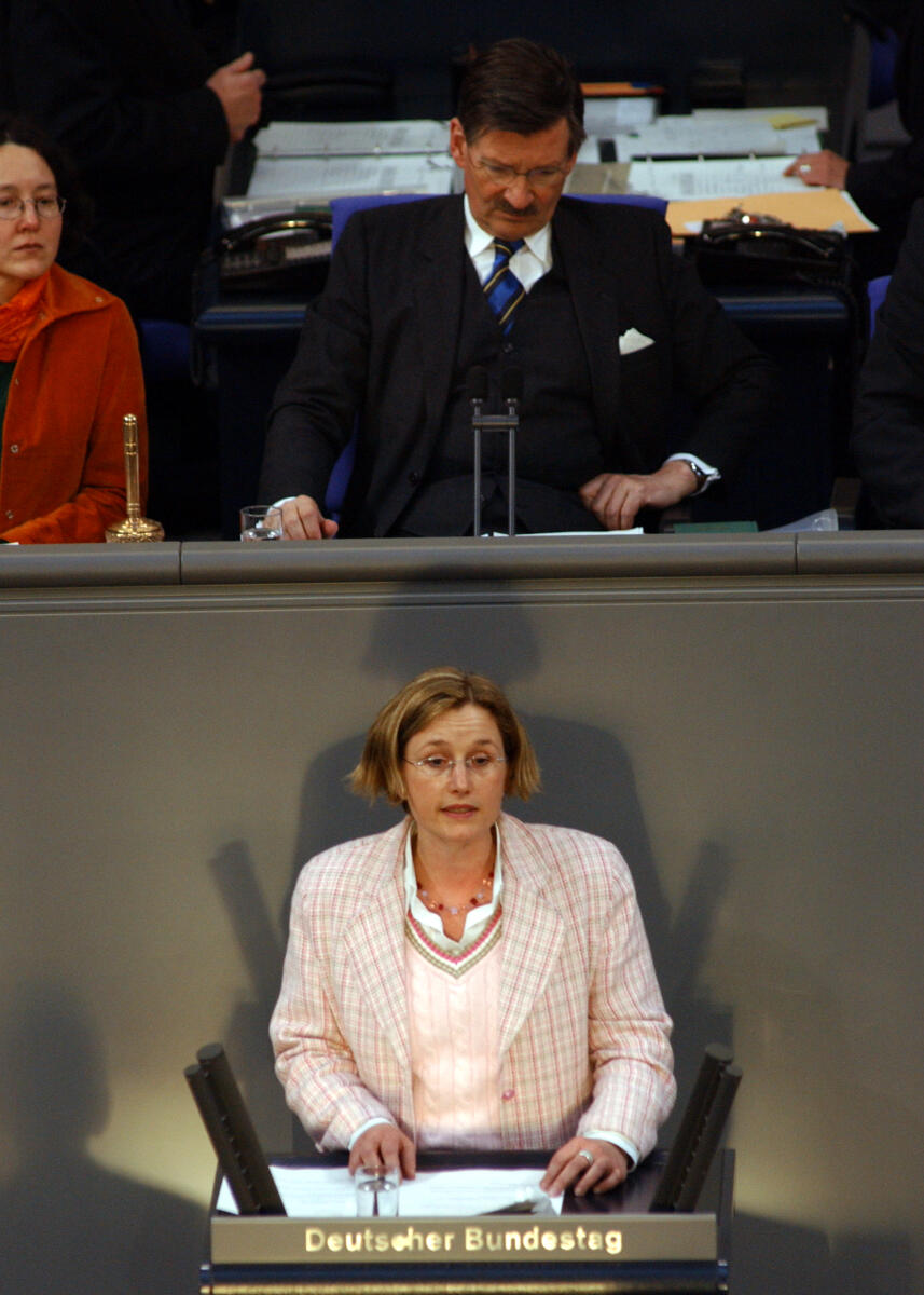 Scharfenberg, Elisabeth; Solms, Hermann Otto Elisabeth Scharfenberg, Bündnis 90/Die Grünen, MdB, Rede, Deutscher Bundestag, 27. Sitzung, TOP1, Epl 15, Haushaltsgesetz 2006, Gesundheit. Vorsitz: Bundestagsvizepräsident Dr. Hermann Otto Solms, FDP.; Rednerpult.; [..]
Licht, Schatten