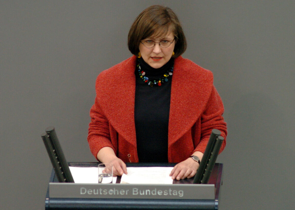 Karin Binder, MdB, DIE LINKE., Rede, Deutscher Bundestag, 22.Sitzung, TOP4, Thema: Gleichstellung auf dem Arbeitsmarkt.; Rednerpult Binder, Karin Karin Binder, MdB, DIE LINKE., Rede, Deutscher Bundestag, 22.Sitzung, TOP4, Thema: Gleichstellung auf dem Arbeitsmarkt.; Rednerpult