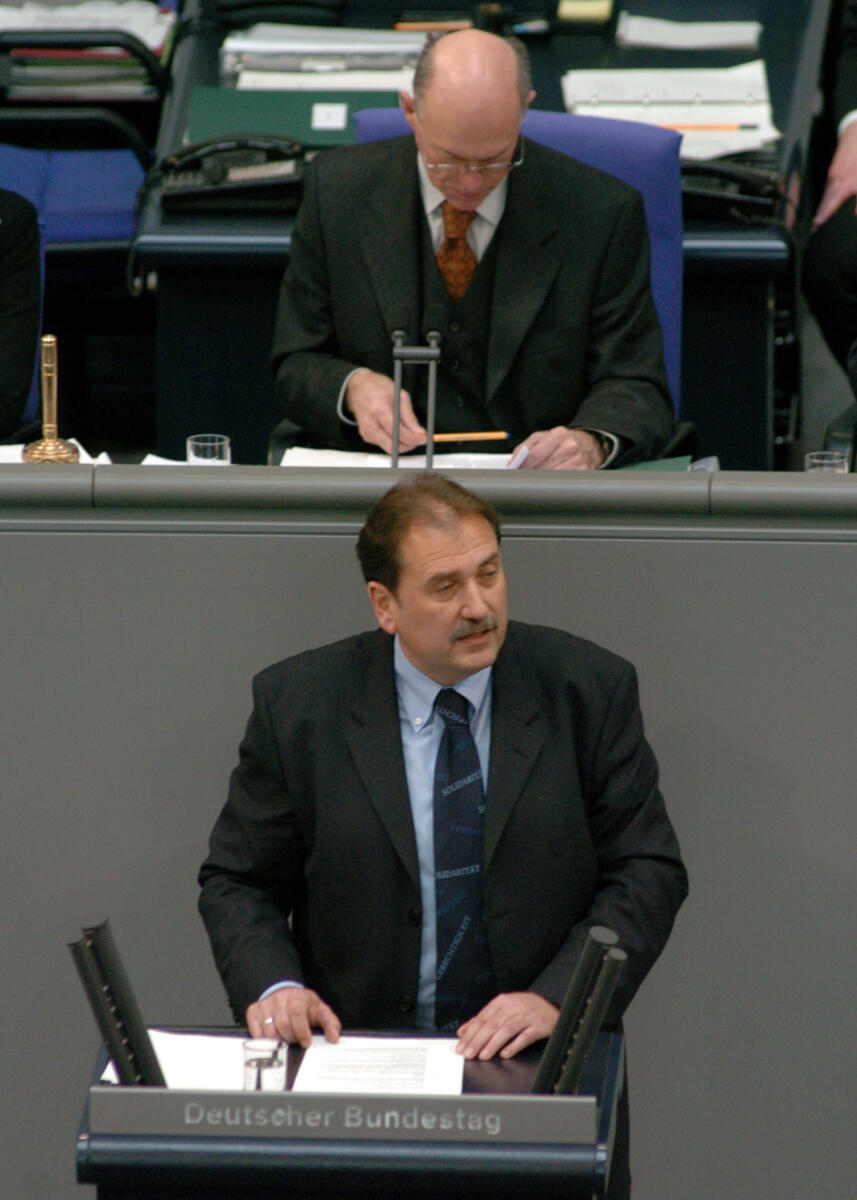 Kucharczyk, Jürgen; Lammert, Norbert Jürgen Kucharczyk, MdB, SPD, Rede, Deutscher Bundestag, 22.Sitzung, TOP3, Thema: Kinder- und Jugendbericht. Vorsitz: Bundestagspräsident Dr. Norbert Lammert, CDU/CSU.

Rednerpult