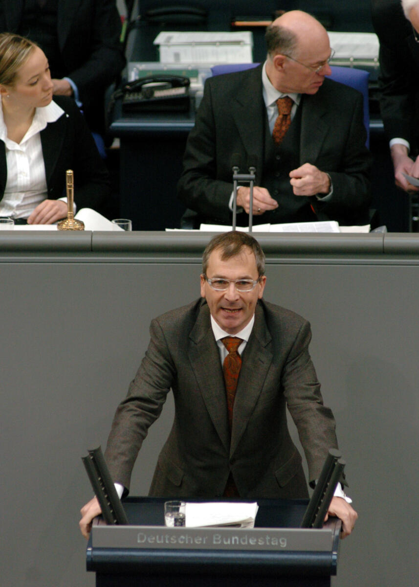 Beck, Volker; Lammert, Norbert Volker Beck, MdB, Bündnis 90/Die Grünen, Rede, Deutscher Bundestag, 22.Sitzung, Thema: GO-Debatte, Aufsetzung und Änderung von Überw. Vorsitz: Bundestagspräsident Dr. Norbert Lammert, CDU/CSU.

Rednerpult