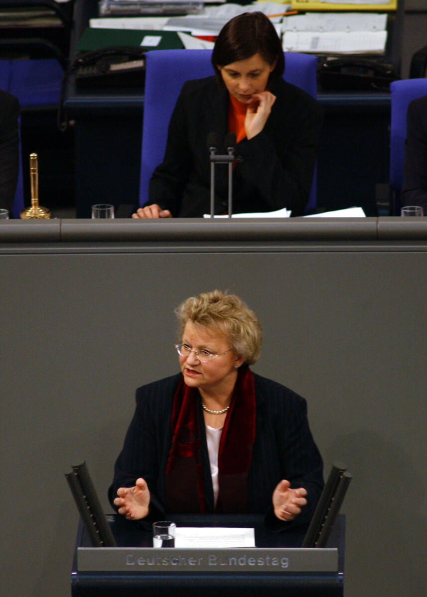 Mechthild Dyckmans, MdB, FDP, Rede, Deutscher Bundestag, 22.Sitzung, TOP 11, Thema: GmbH-Gründungen, Vorsitz: Bundestagsvizepräsidentin Katrin Göring-Eckardt, Bündnis 90/Die Grünen.; Renerpult. Dyckmans, Mechthild; Göring-Eckardt, Katrin Mechthild Dyckmans, MdB, FDP, Rede, Deutscher Bundestag, 22.Sitzung, TOP 11, Thema: GmbH-Gründungen, Vorsitz: Bundestagsvizepräsidentin Katrin Göring-Eckardt, Bündnis 90/Die Grünen.; Renerpult.