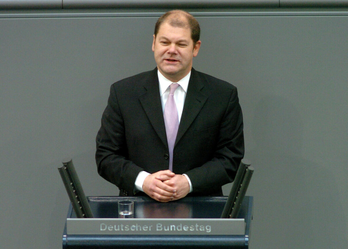 Scholz, Olaf Olaf Scholz, MdB, SPD, Rede, Deutscher Bundestag, 22.Sitzung, Thema: GO-Debatte, Aufsetzung und Änderung von Überw.

Rednerpult