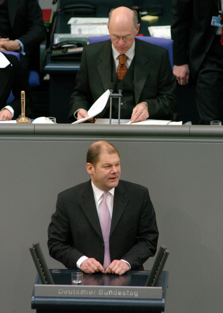 Scholz, Olaf; Lammert, Norbert Olaf Scholz, MdB, SPD, Rede, Deutscher Bundestag, 22.Sitzung, Thema: GO-Debatte, Aufsetzung und Änderung von Überw. Vorsitz: Bundestagspräsident Dr. Norbert Lammert, CDU/CSU.

Rednerpult