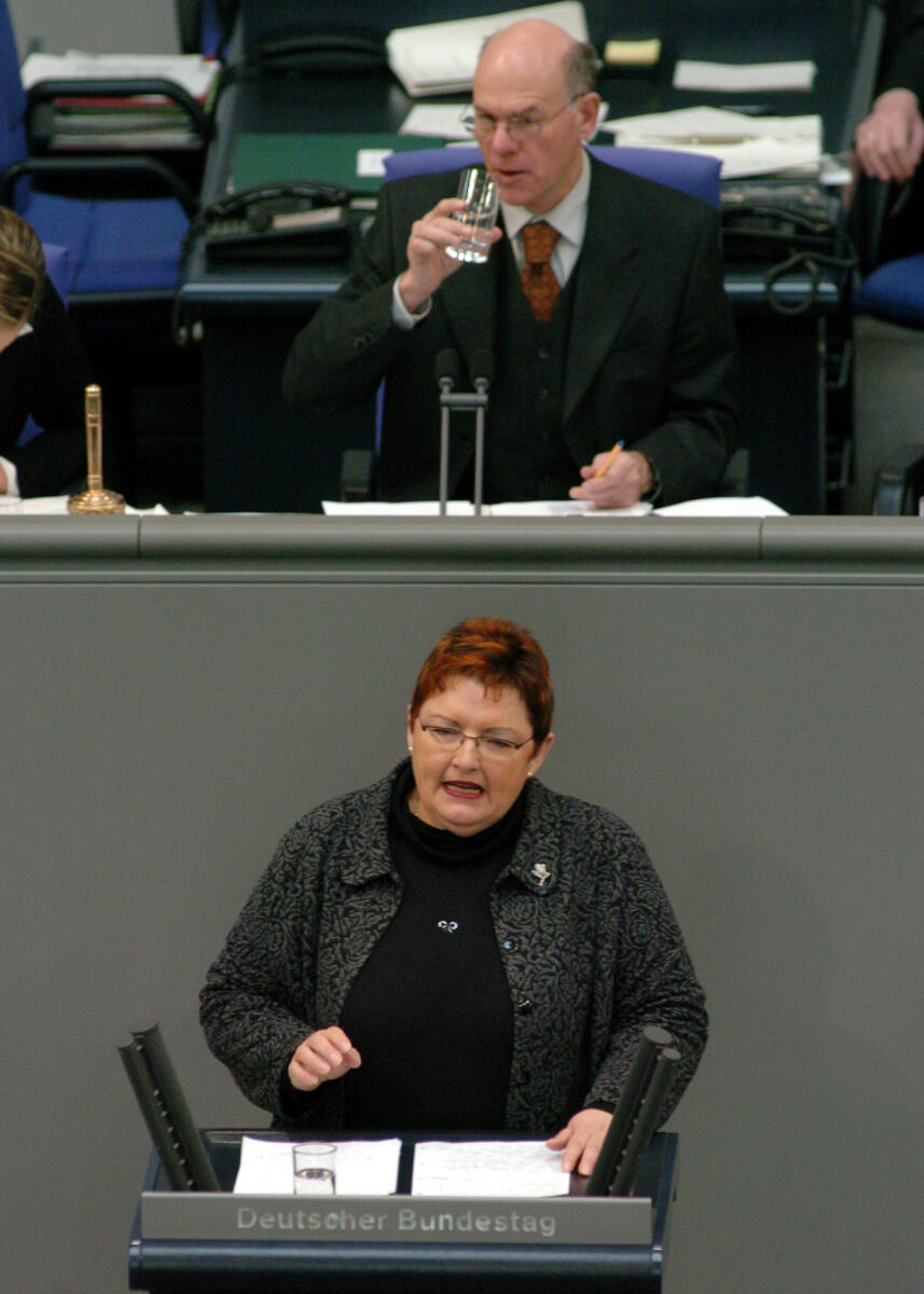 Rupprecht, Marlene; Lammert, Norbert Marlene Rupprecht, MdB, SPD, Rede, Deutscher Bundestag, 22.Sitzung, TOP3, Thema: Kinder- und Jugendbericht. Vorsitz: Bundestagspräsident Dr. Norbert Lammert, CDU/CSU.

Rednerpult