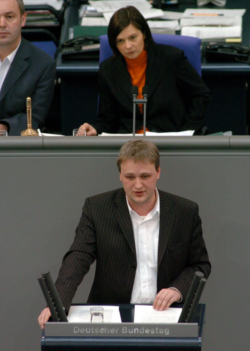 Sönke Rix, MdB, SPD, Rede Deutscher Bundestag, TOP4, Thema: Gleichstellung auf dem Arbeitsmarkt. Vorsitz: Bundestagsvizepräsidentin Katrin Göring-Eckardt, Bündnis 90/Die Grünen. Rix, Sönke; Göring-Eckardt, Katrin Sönke Rix, MdB, SPD, Rede Deutscher Bundestag, TOP4, Thema: Gleichstellung auf dem Arbeitsmarkt. Vorsitz: Bundestagsvizepräsidentin Katrin Göring-Eckardt, Bündnis 90/Die Grünen.