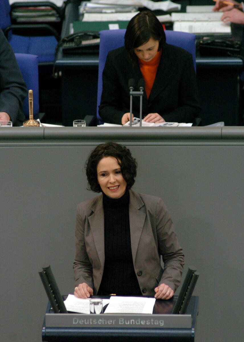 Elisabeth Winkelmeier-Becker, MdB, CDU/CSU, Rede Deutscher Bundestag, TOP4, Thema: Gleichstellung auf dem Arbeitsmarkt. Vorsitz: Bundestagsvizepräsidentin Katrin Göring-Eckardt, Bündnis 90/Die Grünen. Winkelmeier-Becker, Elisabeth; Göring-Eckardt, Katrin Elisabeth Winkelmeier-Becker, MdB, CDU/CSU, Rede Deutscher Bundestag, TOP4, Thema: Gleichstellung auf dem Arbeitsmarkt. Vorsitz: Bundestagsvizepräsidentin Katrin Göring-Eckardt, Bündnis 90/Die Grünen.