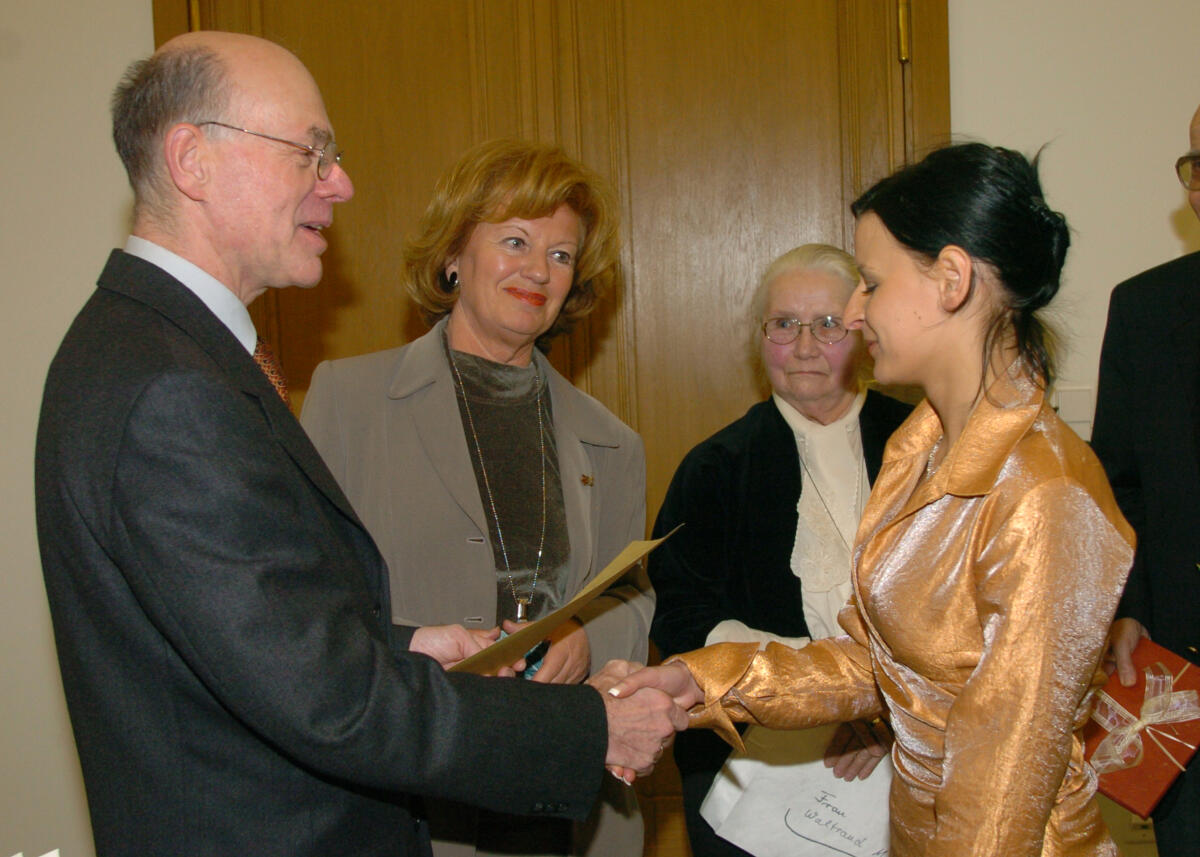 Lammert, Norbert; Mehling, Waltraud; Sonntag-Wolgast, Cornelie Bundestagspräsident Dr. Norbert Lammert, CDU/CSU, übergibt Ehrenurkunden der "Aktion Gemeinsinn" an fünf deutsche und polnische Persönlichkeiten, die unter der nationalsozialistischen und der kommunistischen Diktatur, aber auch in der heutigen Demokratie aussergewöhnliche Zivilcourage bewiesen haben. Hier an die Tochter (in Vertretung) für den Vater Bogdan Borusewicz. Dr. Cornelie Sonntag-Wolgast, (2.v.li.), Preisträgerin Waltraud Mehling, (2.v.re.).