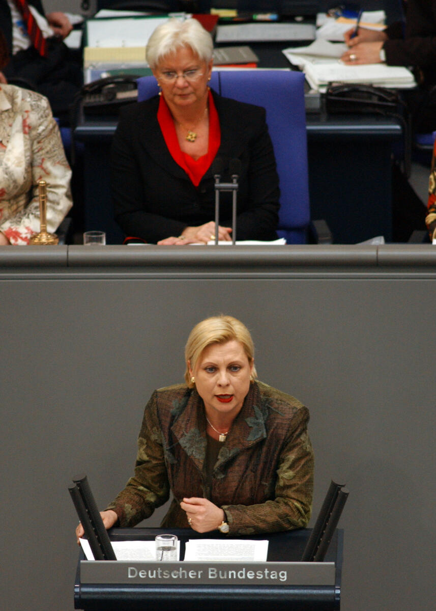 Mattheis, Hilde; Hasselfeldt, Gerda Hilde Mattheis, MdB, SPD, Rede, Deutscher Bundestag, 33. Sitzung, TOP 27, Thema: Stationäre Pflege. Vorsitz: Bundestagsvizepräsidentin Gerda Hasselfeldt, CDU/CSU.; Rednerpult.
