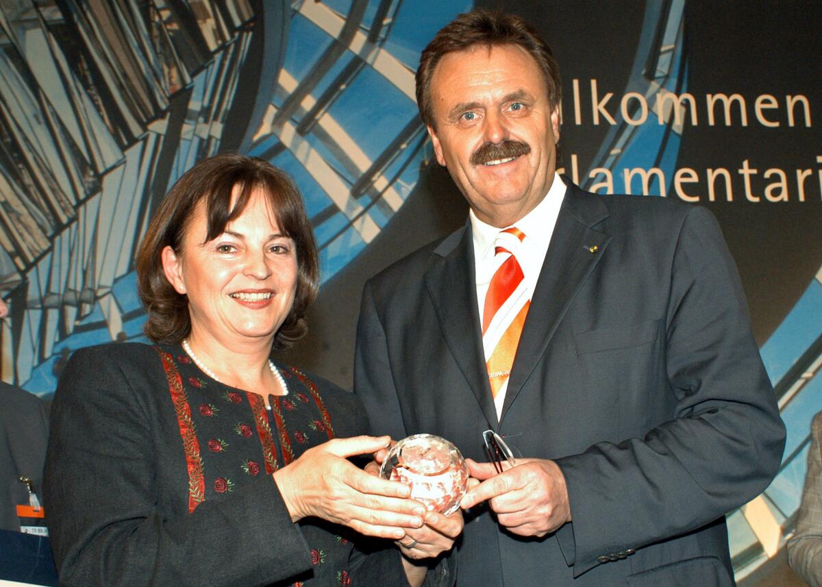 Parlamentarischer Abend der Deutschen Zentrale Tourismus e.V. (DZT) auf der Internationalen Tourismus-Börse (ITB) in Berlin am 09.03.06 .; Marlene Mortler, CDU/CSU, Vorsitzende des Tourismusausschusses, überreicht an Roland Mack, Geschäftsführer des Europaparks Rust die Auszeichnung "Bleikristallkugel". Mortler, Marlene; Mack, Roland Parlamentarischer Abend der Deutschen Zentrale Tourismus e.V. (DZT) auf der Internationalen Tourismus-Börse (ITB) in Berlin am 09.03.06 .; Marlene Mortler, CDU/CSU, Vorsitzende des Tourismusausschusses, überreicht an Roland Mack, Geschäftsführer des Europaparks Rust die Auszeichnung "Bleikristallkugel".