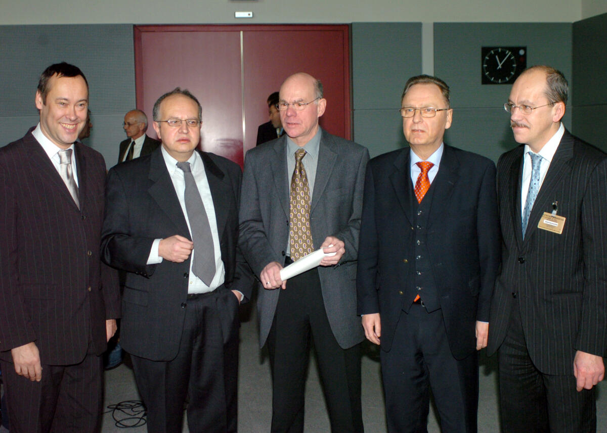 Leif, Thomas; Speth, Rudolf; Lammert, Norbert; Papier, Hans-Jürgen; Krüger, Thomas Bundestagspräsident Dr. Norbert Lammert, CDU/CSU, (mitte), nimmt an einer Buchpräsentation im Deutschen Bundestag unter dem Titel " Die fünfte Gewalt. Anatomie des Lobbyismus in Deutschland", teil. Die Schriftsteller Thomas Leif (2.v.li.), und Rudolf Speth, (re.),  stellen zusammen mit dem Präsidenten des Bundesverfassungsgerichtes, Dr. Hans-Jürgen Papier, (2.v.re.), und dem Präsidenten der Bundeszentrale für Politische Bildung, Thomas Krüger,(li.), ihr Buch vor.