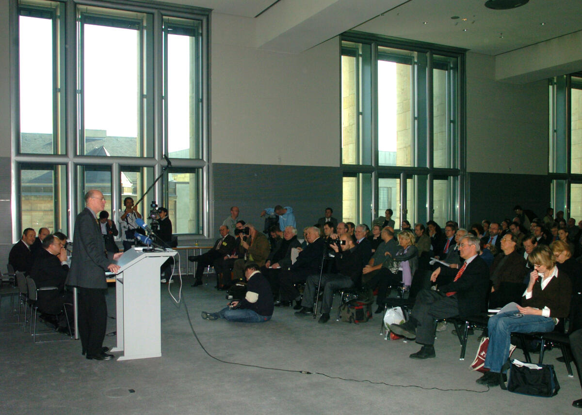 Leif, Thomas; Speth, Rudolf; Lammert, Norbert; Papier, Hans-Jürgen; Krüger, Thomas Bundestagspräsident Dr. Norbert Lammert, CDU/CSU, eröffnet eine Buchpräsentation im Deutschen Bundestag unter dem Titel " Die fünfte Gewalt. Anatomie des Lobbyismus in Deutschland".Die Schriftsteller Thomas Leif und Rudolf Speth stellen zusammen mit dem Präsidenten des Bundesverfassungsgerichtes, Dr. Hans-Jürgen Papier und dem Präsidenten der Bundeszentrale für Politische Bildung, Thomas Krüger, ihr Buch in Anwesenheit zahlreicher Besucher und Gäste, sowie Pressevertretern, vor.