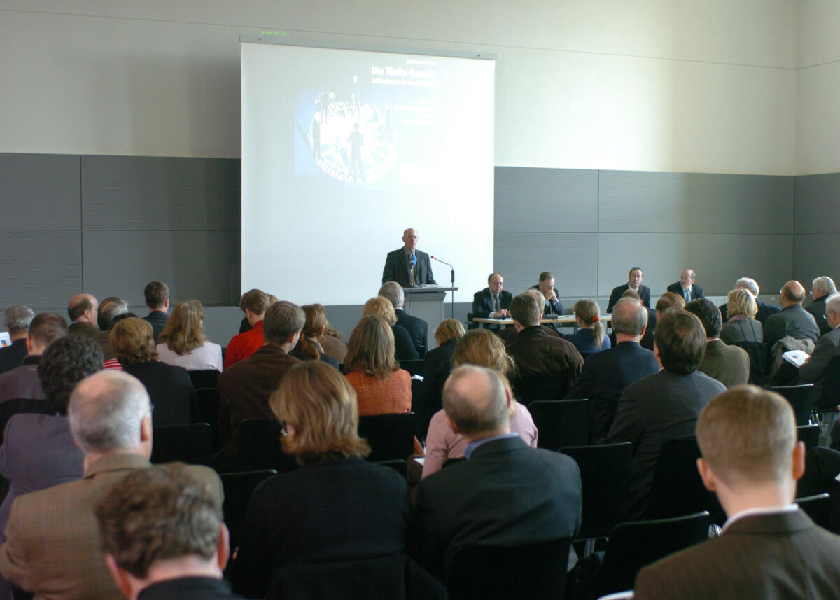 Bundestagspräsident Dr. Norbert Lammert, CDU/CSU, (mitte), eröffnet eine Buchpräsentation im Deutschen Bundestag unter dem Titel " Die fünfte Gewalt. Anatomie des Lobbyismus in Deutschland". Die Schriftsteller Thomas Leif und Rudolf Speth stellen zusammen mit dem Präsidenten des Bundesverfassungsgerichtes, Dr. Hans-Jürgen Papier und dem Präsidenten der Bundeszentrale für Politische Bildung, Thomas Krüger, ihr Buch in Anwesenheit zahlreicher Besucher und Gäste vor. Leif, Thomas; Speth, Rudolf; Lammert, Norbert; Papier, Hans-Jürgen; Krüger, Thomas Bundestagspräsident Dr. Norbert Lammert, CDU/CSU, (mitte), eröffnet eine Buchpräsentation im Deutschen Bundestag unter dem Titel " Die fünfte Gewalt. Anatomie des Lobbyismus in Deutschland". Die Schriftsteller Thomas Leif und Rudolf Speth stellen zusammen mit dem Präsidenten des Bundesverfassungsgerichtes, Dr. Hans-Jürgen Papier und dem Präsidenten der Bundeszentrale für Politische Bildung, Thomas Krüger, ihr Buch in Anwesenheit zahlreicher Besucher und Gäste vor.
