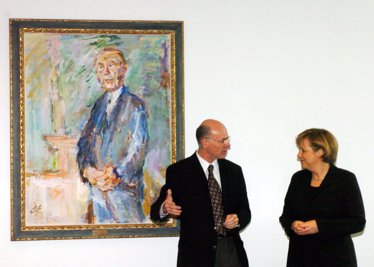 Lammert, Norbert; Merkel, Angela Bundestagspräsident Dr. Norbert Lammert, CDU/CSU, übergibt an die Bundeskanzlerin Dr. Angela Merkel, CDU/CSU, als Leihgabe für ihr Büro, das Porträtgemälde Konrad Andenauers des Künstlers Oskar Kokoschka.; Gemälde, Kunst