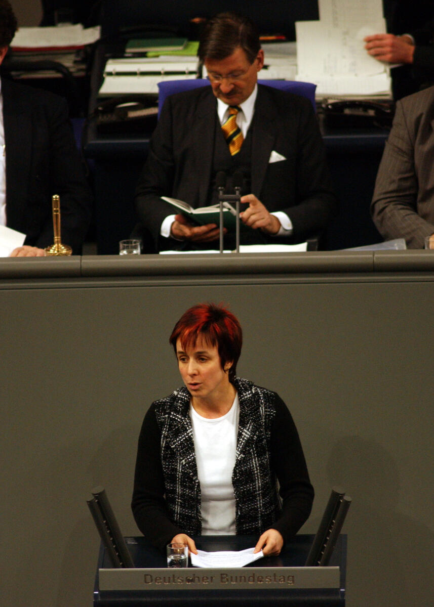 Kunert, Katrin; Solms, Hermann Otto Katrin Kunert, DIE LINKE., MdB, Rede im Deutschen Bundestag, 19. Sitzung, TOP 12, Thema: Schulsport.; Vorsitz: Bundestagsvizepräsident Dr. Hermann Otto Solms, FDP.; Bundestagsabgeordnete, Abgeordnete, Rednerpult, Plenum