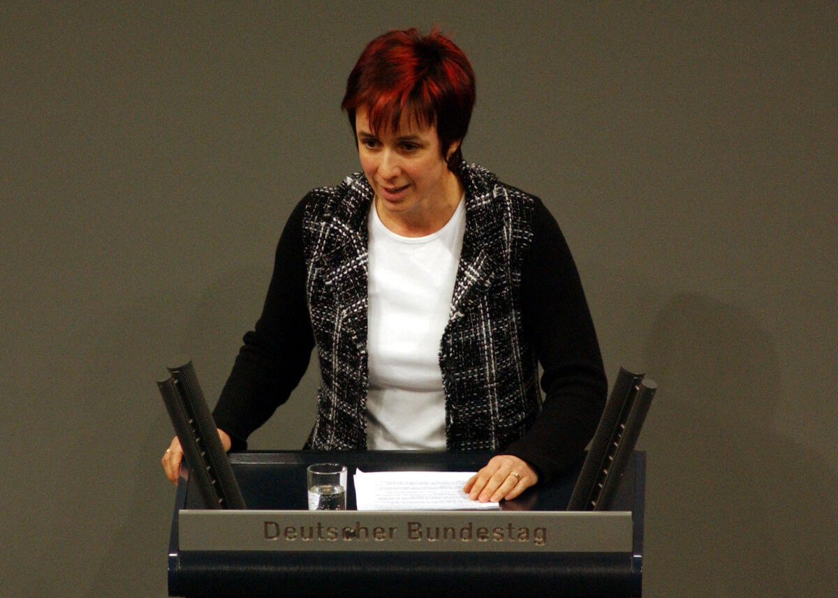 Kunert, Katrin Katrin Kunert, DIE LINKE., Rede im Deutschen Bundestag, 19. Sitzung, TOP 22, Thema: Schulsport.; Bundestagsabgeordnete, Abgeordnete, Rednerpult, Plenum.